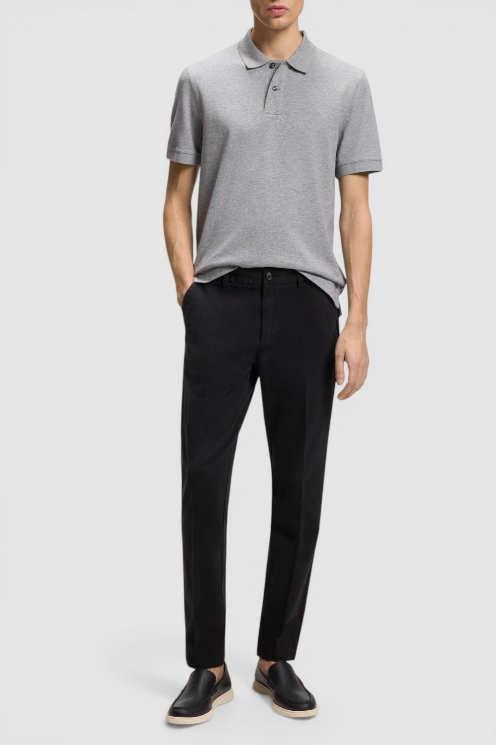 תמונת כל הלוק של מכנסיים מחויטים בגזרת סלים